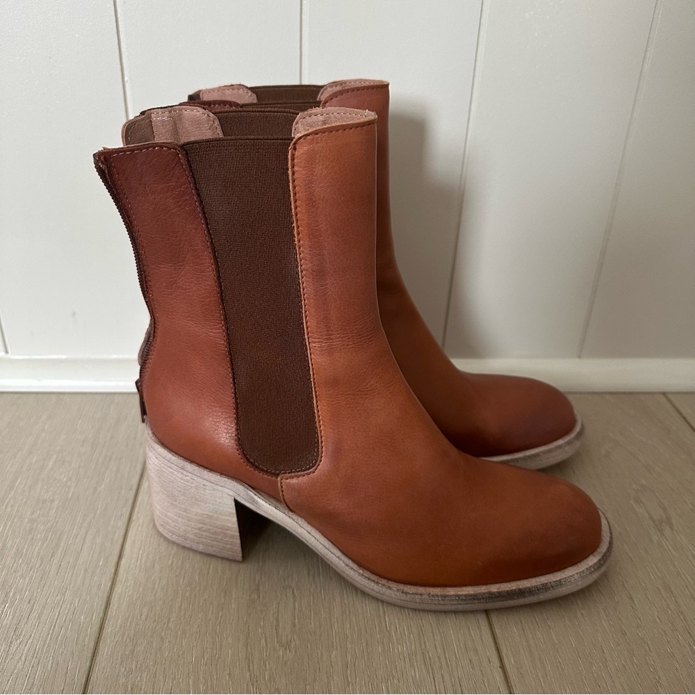 Women’s free people essential Chelsea boot size 38 (7.5-8)